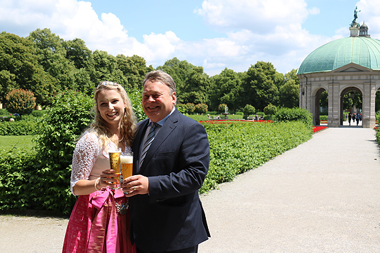 Die Bayerische Bierkönigin Sabine-Anna Ullrich 2016/2017 mit Landwirtschaftsminister Helmut Brunner bei der Vorstellung des Festivals 500 Jahre Bayerisches Reinheitsgebot (©Foto: Martin Schmitz)